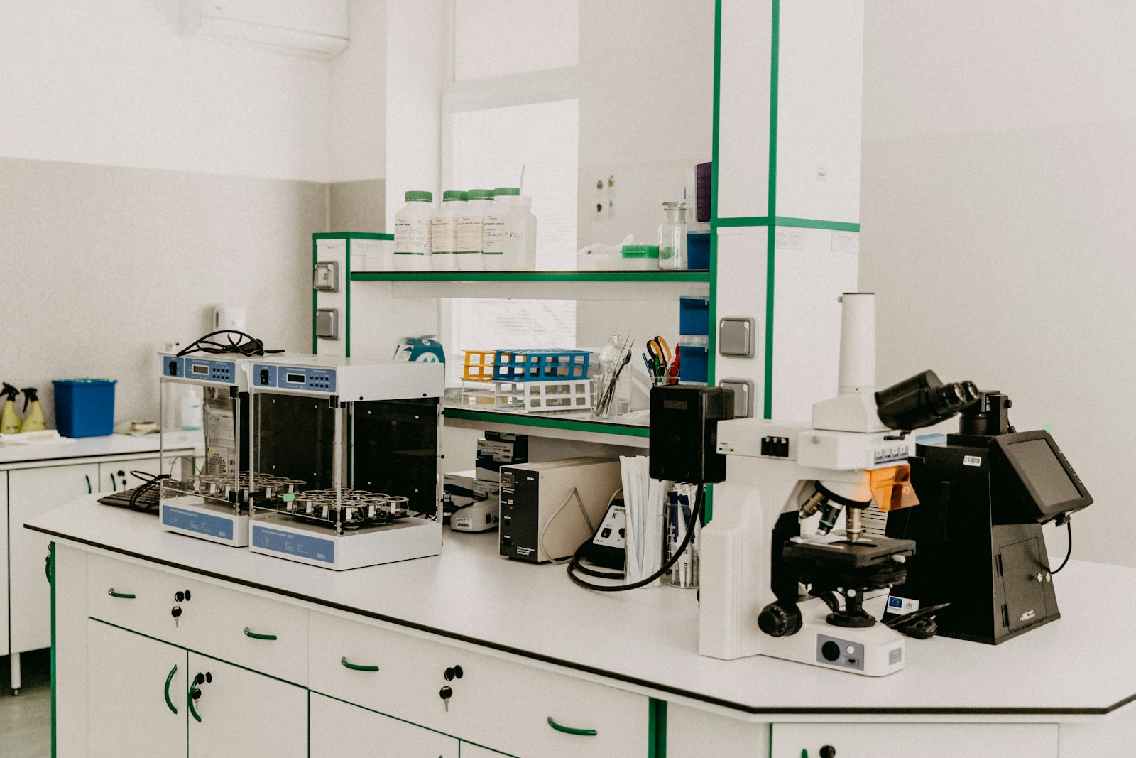 Paillasse de laboratoire blanche équipée d'un microscope et d'appareils de mesure